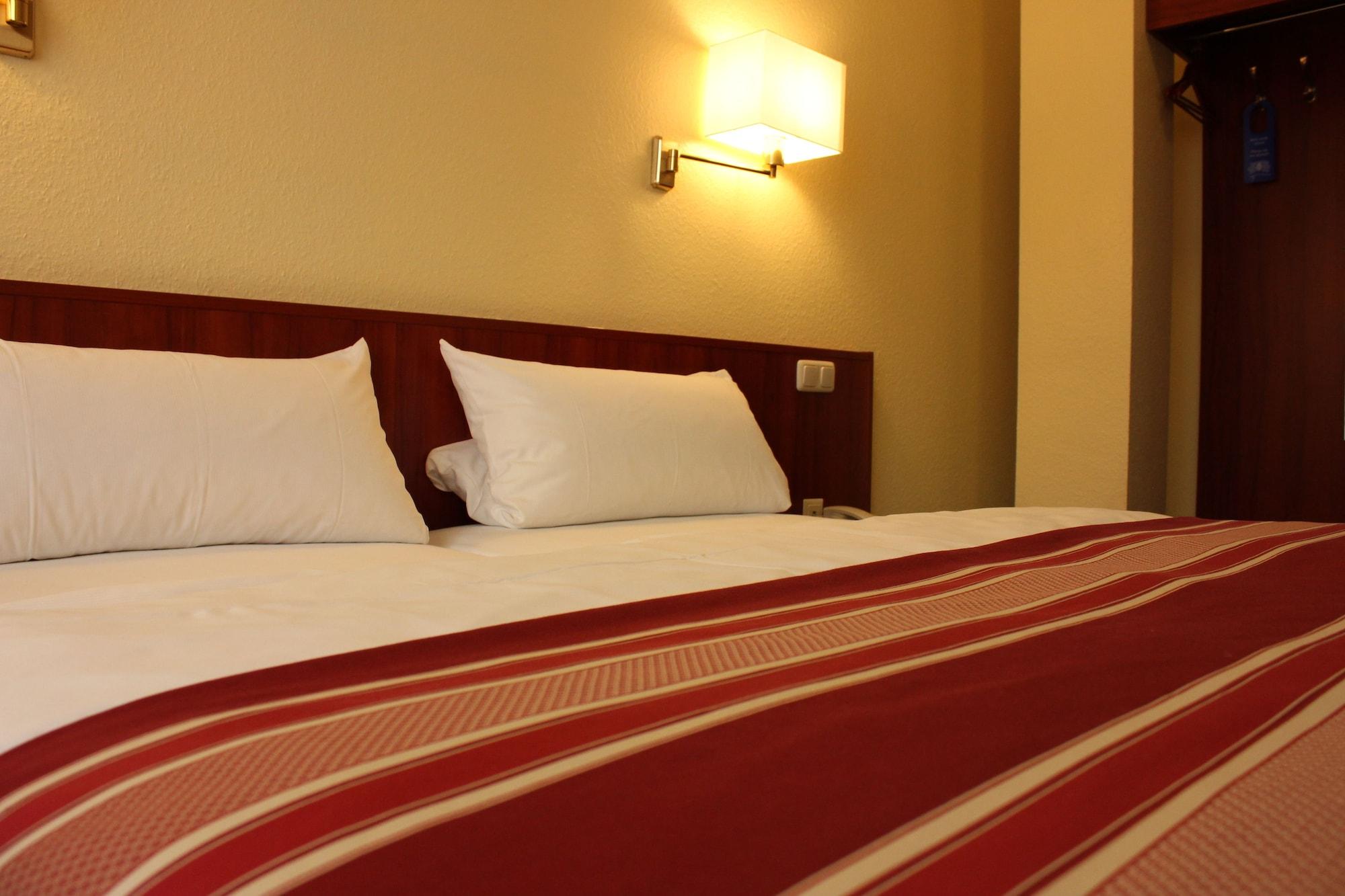 Cabo Nonsmoking-Hotel Hamburg Bagian luar foto